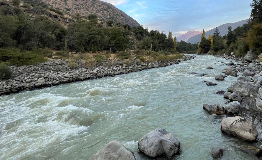 Río Maipo en El Ingenio, Cajón del Maipo, con caudal en temporada invernal